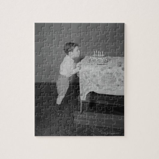 Junge bläst Kerzen aus Puzzle (Vertikal)