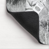 Junge, der Antilope füttert Mousepad (Ecke)