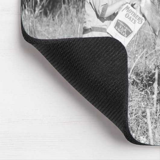 Junge, der Antilope füttert Mousepad (Ecke)