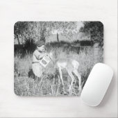 Junge, der Antilope füttert Mousepad (Mit Mouse)