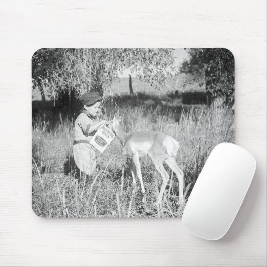 Junge, der Antilope füttert Mousepad (Mit Mouse)