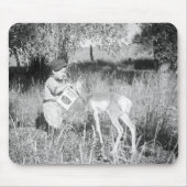 Junge, der Antilope füttert Mousepad (Vorne)