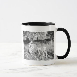 Junge, der Antilope füttert Tasse