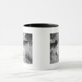 Junge, der Antilope füttert Tasse (Zentrum)