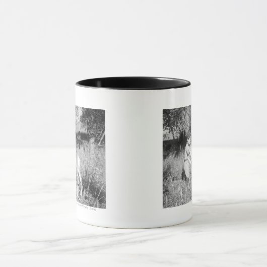 Junge, der Antilope füttert Tasse (Zentrum)