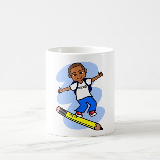 Junge, der auf gelbe Bleistift-Tasse surft Kaffeetasse (Mittel)