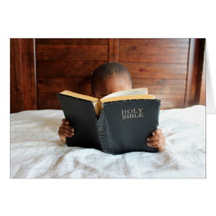 Junge, der die heilige Bibel liest