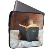 Junge, der die heilige Bibel liest Laptopschutzhülle (Vorne Rechts)