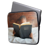 Junge, der die heilige Bibel liest Laptopschutzhülle (Vorderseite Links)