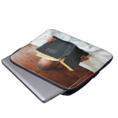 Junge, der die heilige Bibel liest Laptopschutzhülle (Vorne Knopf)