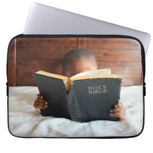 Junge, der die heilige Bibel liest Laptopschutzhülle