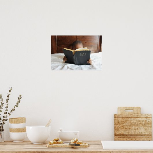 Junge, der die heilige Bibel liest Poster (Küche)