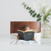 Junge, der die heilige Bibel liest Postkarte (Stehend Vorderseite)