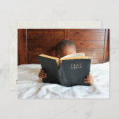 Junge, der die heilige Bibel liest Postkarte (Vorne/Hinten)