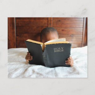 Junge, der die heilige Bibel liest Postkarte