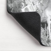 Junge, der eigenhändig Antilope füttert Mousepad (Ecke)