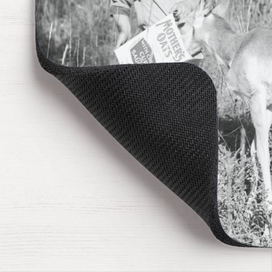 Junge, der eigenhändig Antilope füttert Mousepad (Ecke)
