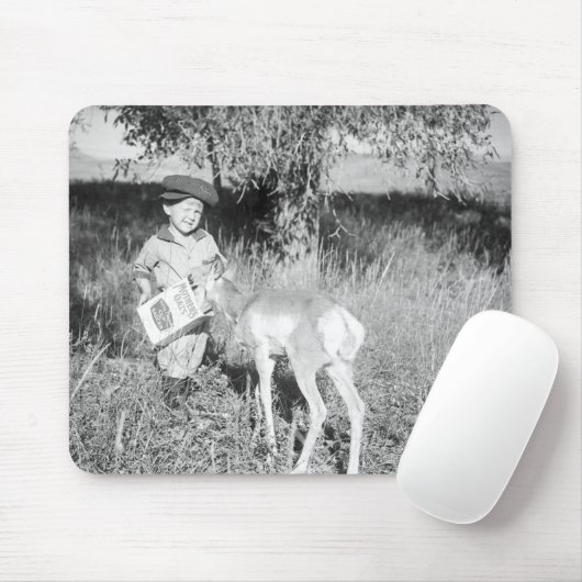 Junge, der eigenhändig Antilope füttert Mousepad (Mit Mouse)