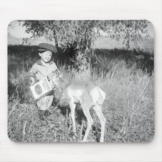 Junge, der eigenhändig Antilope füttert Mousepad (Vorne)