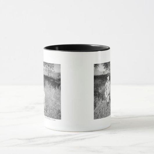 Junge, der eigenhändig Antilope füttert Tasse (Zentrum)