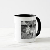 Junge, der eigenhändig Antilope füttert Tasse (VorderseiteRechts)