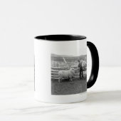 Junge, der ein Bündel Wollen hält Tasse (VorderseiteRechts)