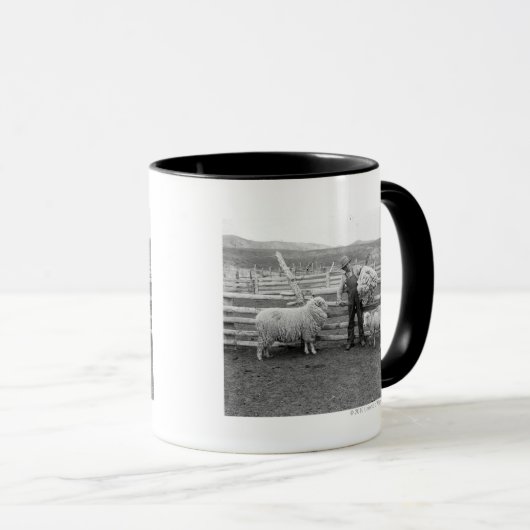 Junge, der ein Bündel Wollen hält Tasse (VorderseiteRechts)