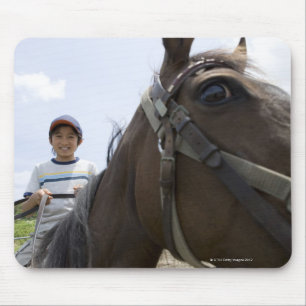 Junge, der ein Pferd reitet Mousepad