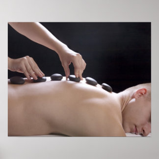 Junge, der eine Behandlung mit Hot Stone erhält Poster