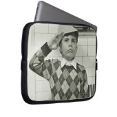 Junge, der eine hölzerne Klinge hält Laptopschutzhülle (Vorne Rechts)