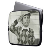 Junge, der eine hölzerne Klinge hält Laptopschutzhülle (Vorderseite Links)