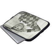 Junge, der eine hölzerne Klinge hält Laptopschutzhülle (Vorne Knopf)