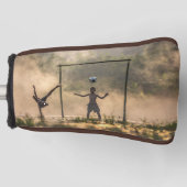 Junge, der einen Fußball im Wasser Putter tritt Golf Headcover (Vorderseite)