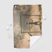 Junge, der einen Fußball in den Wasserhandtüchern Golfhandtuch (Insitu)