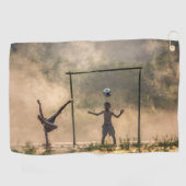 Junge, der einen Fußball in den Wasserhandtüchern Golfhandtuch (Horizontal)