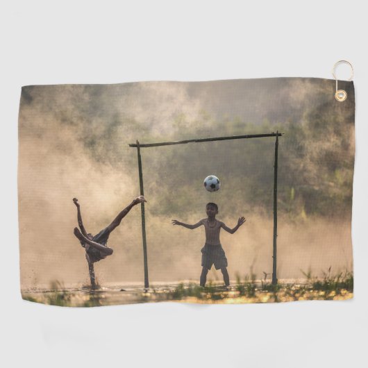 Junge, der einen Fußball in den Wasserhandtüchern Golfhandtuch (Horizontal)