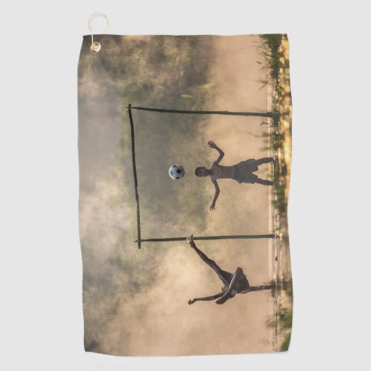 Junge, der einen Fußball in den Wasserhandtüchern Golfhandtuch (Vorderseite)