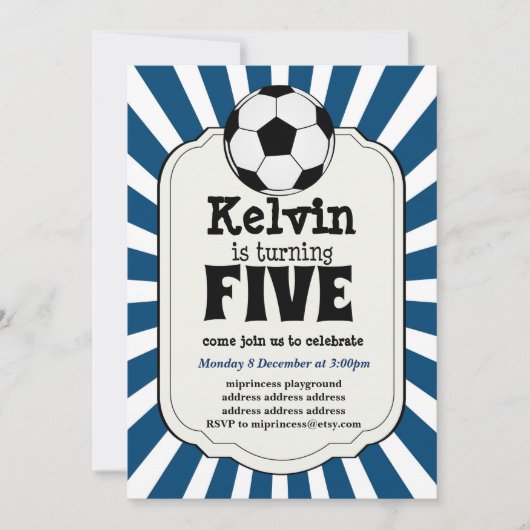 Junge, der fünf Fußballball-Einladung macht Einladung (Vorderseite)