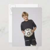 Junge, der Fußball hält, lächelt, porträtiert Postkarte (Vorne/Hinten)