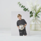 Junge, der Fußball hält, lächelt, porträtiert Postkarte (Stehend Vorderseite)