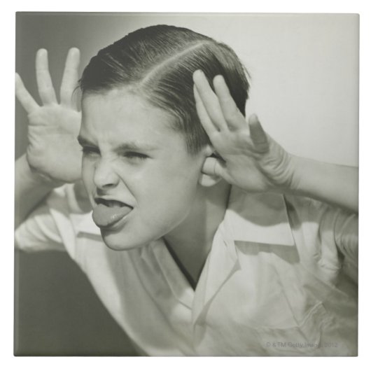 Junge, der Gesicht macht Fliese (Vorderseite)