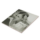 Junge, der Gesicht macht Fliese (Seite)