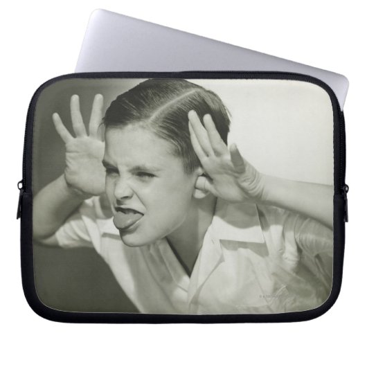 Junge, der Gesicht macht Laptopschutzhülle (Vorderseite)