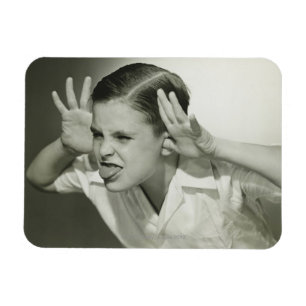 Junge, der Gesicht macht Magnet