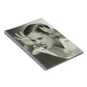 Junge, der Gesicht macht Notizblock (Rechte Seite)