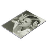 Junge, der Gesicht macht Notizblock (Linke Seite)