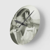 Junge, der Gesicht macht Runde Wanduhr (Winkel)