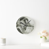 Junge, der Gesicht macht Runde Wanduhr (Zuhause)
