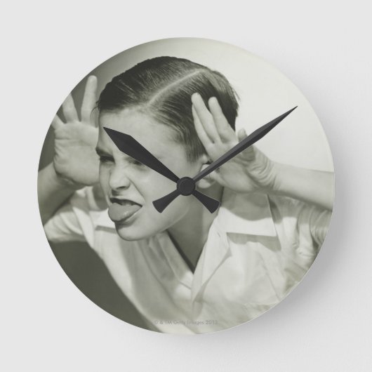 Junge, der Gesicht macht Runde Wanduhr (Vorderseite)