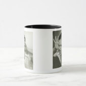 Junge, der Gesicht macht Tasse (Zentrum)